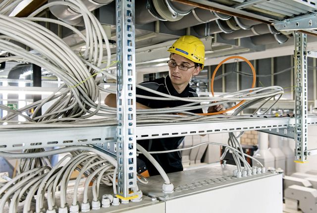 Montage-Elektriker/-in FZ